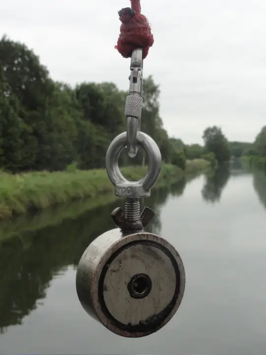 Magnetfischen an einem deutschen See